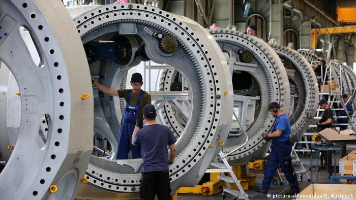 Operários trabalhando numa fábrica de turbina eólicas, em Rostock, no norte da Alemanha