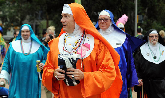 Участники гей-парада пародируют монахинь