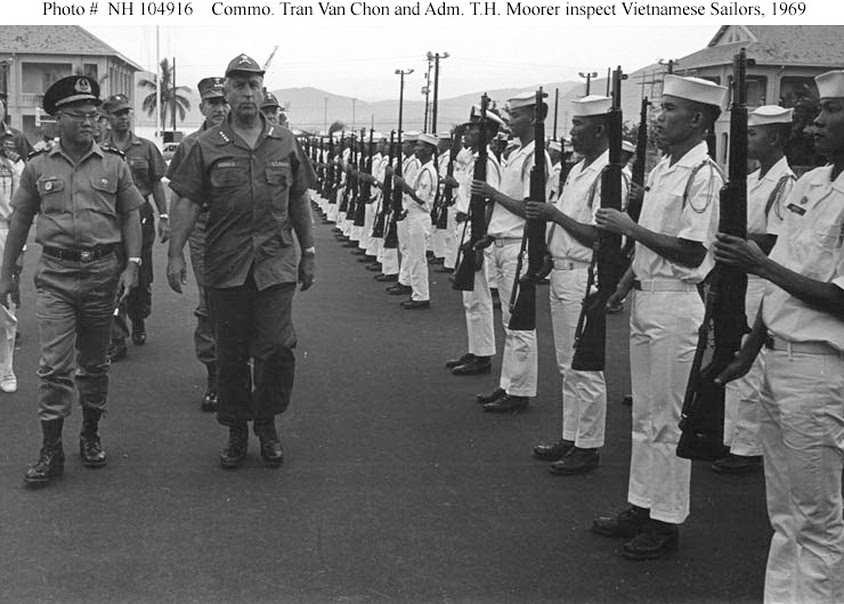 De doc Tran Van Chon va Do doc TH Moorer thanh tra mot don vi HQ nam 1969 .jpg