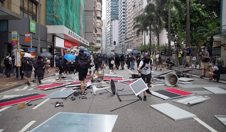 Người biểu tình dựng rào cản, chặn giao thông trên đường Hennessy hôm nay. Ảnh: SCMP.