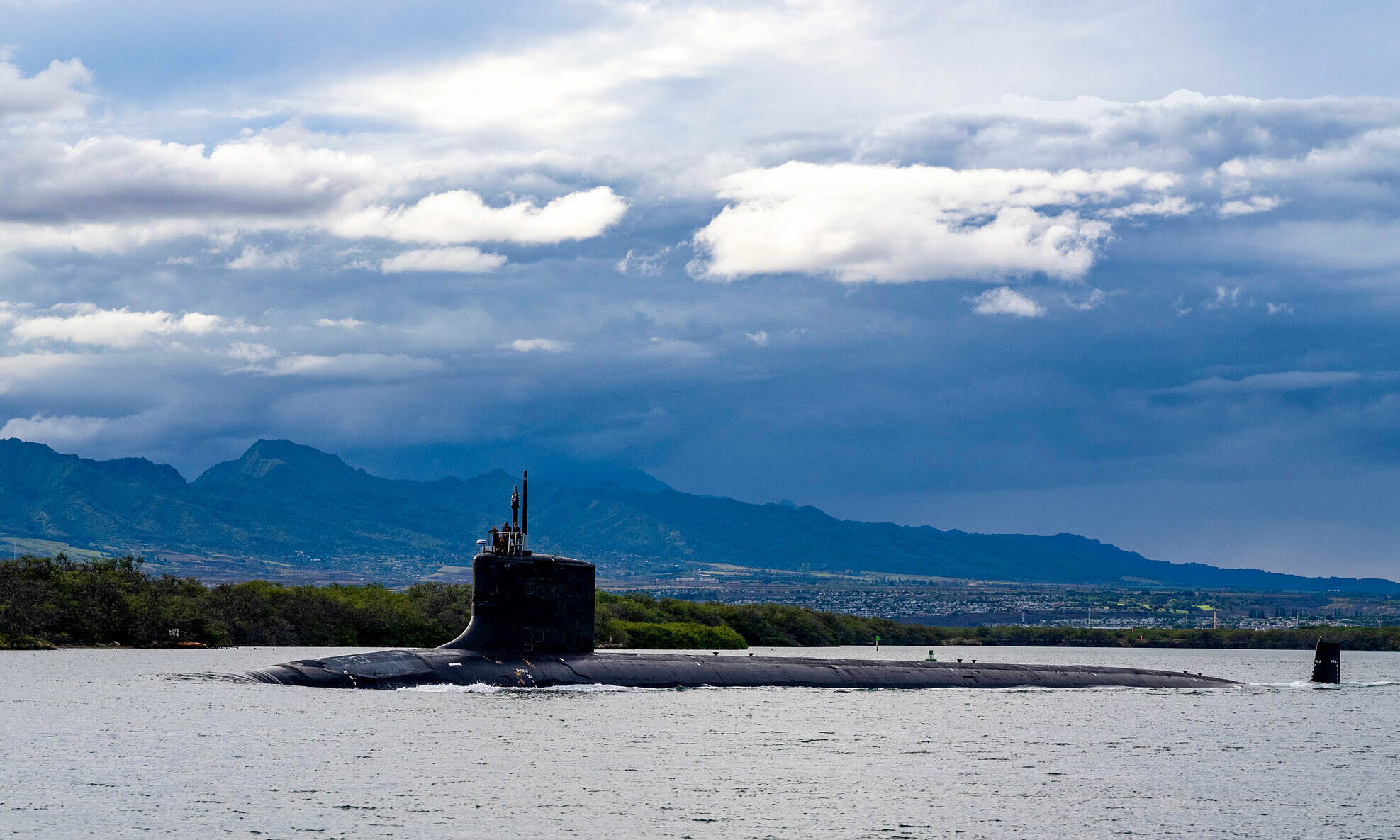 Tàu ngầm hạt nhân Lớp Virginia của hải quân Mỹ đến Hawaii vào tháng 9. Ảnh: AP.