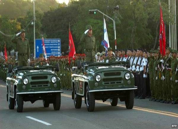 Desfile de tropas en la Plaza Antonio Maceo, Santiago de Cuba