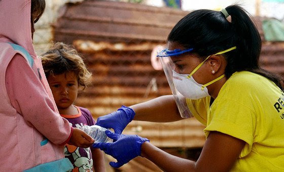 A grande maioria dos casos notificados são pessoas entre os 20 e os 59 anos. No entanto, quase 70% das mortes são indivíduos com mais de 60 anos.