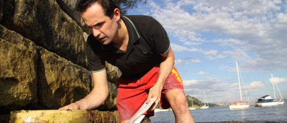 El científico Mark Browne, de la universidad de New South Wales en Australia recoge muestras en la costa.
