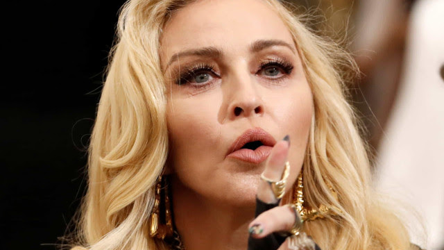 Madonna faz show com seios à mostra em Nova York