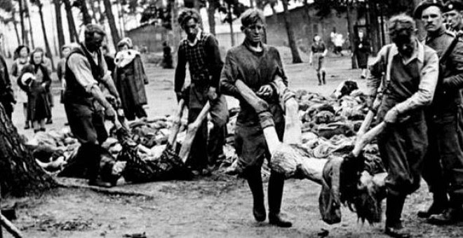 Traslado de cadáveres judíos tras el Holocausto nazi. EFE