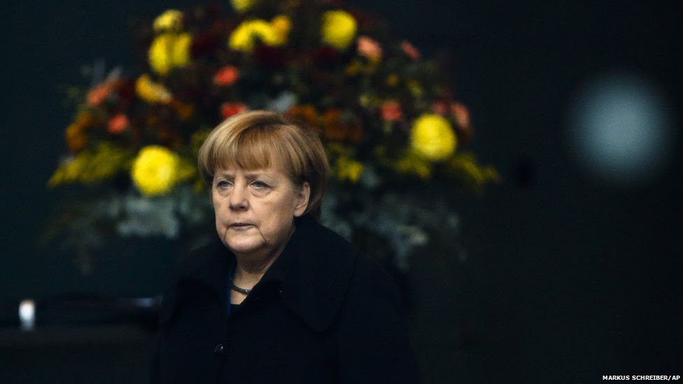  La canciller alemana, Angela Merkel, se pone delante de un ramo de flores en el vestíbulo de la cancillería mientras espera la llegada de la primera ministra de Noruega, Erna Solberg, en Berlín, el miércoles 20 de noviembre de 2013. AP
