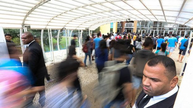 Alunos entrando em escola para prova do Enem