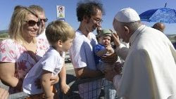 Papa Francesco saluta una famiglia