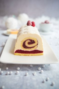 Découvrez une recette de bûche à la vanille et à la framboise : une bûche de Noël gourmande et fruitée. Réalisée avec une mousse à la vanille, un insert de biscuit roulé à la confiture et une gelée de framboise.