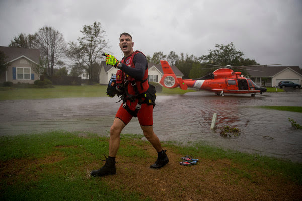 Como parte de las labores de rescate, un helicóptero de la Guardia Costera aterrizó en Wilmington, Carolina del Norte, el domingo.
