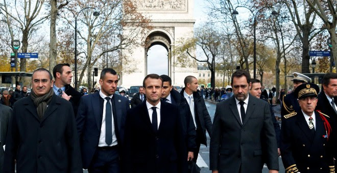 El presidente francés, Emmanuel Macron, recorre la zona cercana al Arco de Triunfo, en París, donde se produjeron los enfrentamientos con manifestantes del movimiento de los 'chalecos amarillos'. REUTERES/Thibault Camus
