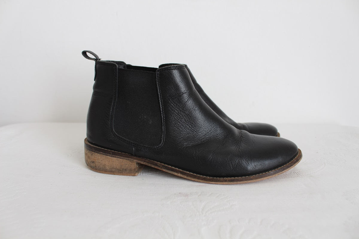 WOOLWORTHS GENUINE LEATHER BOOTS - SIZE 7