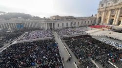 I fedeli in Piazza San Pietro per le esequie di Benedetto XVI
