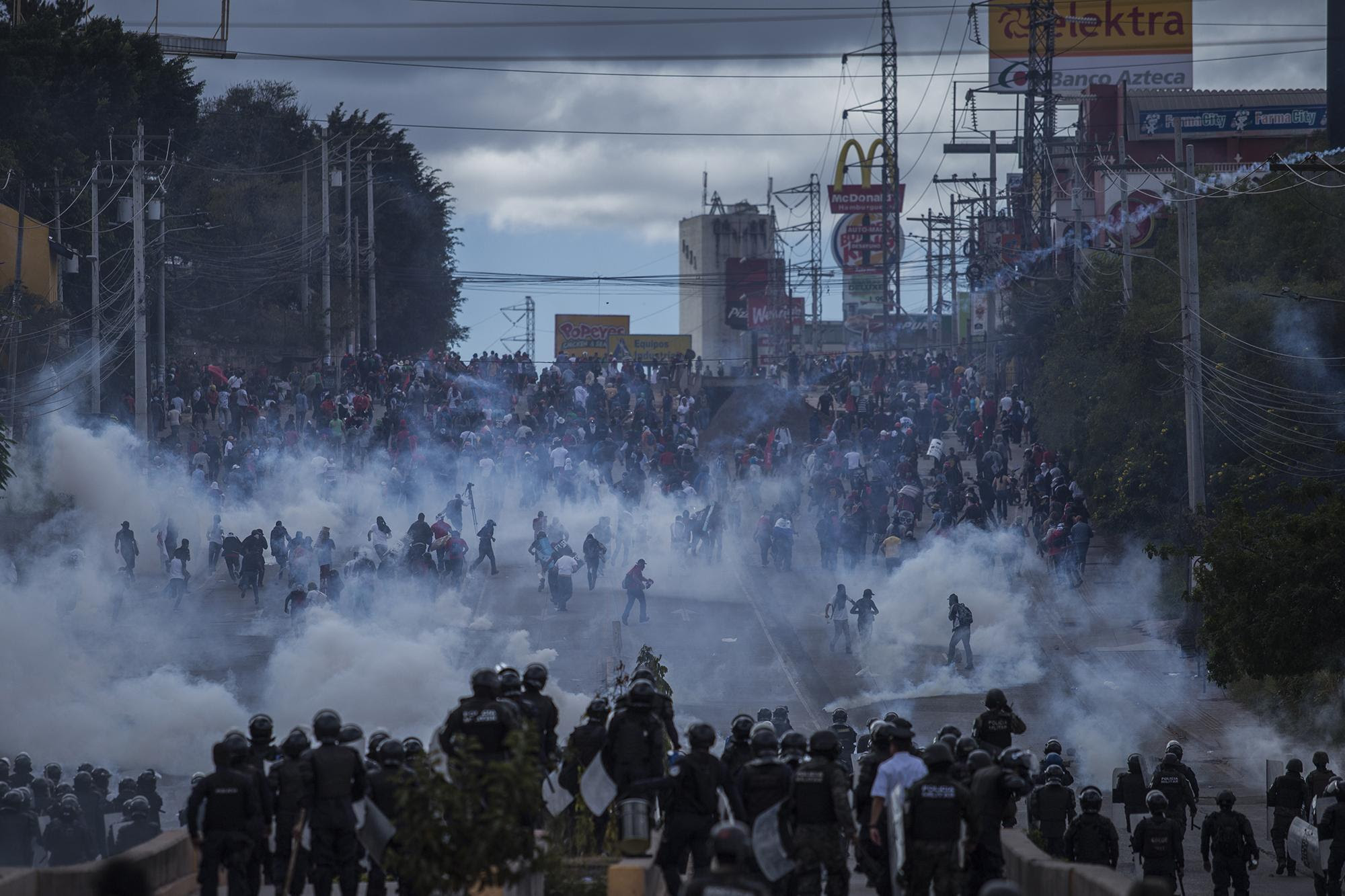 Clashes in downtown Tegucigalpa after Juan Orlando Hernández assumes the presidency. He interfered with elections in 2017. Foto: Víctor Peña.