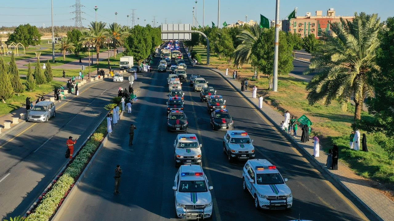احتفالا باليوم الوطني الـ 92.. شاهد مسيرة مهيبة للقطاعات الأمنية في جدة
