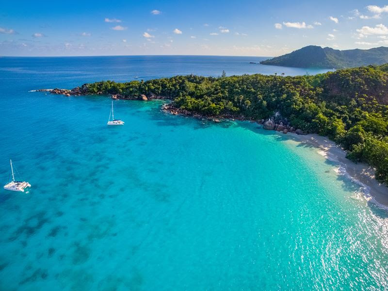 boats around praslin island