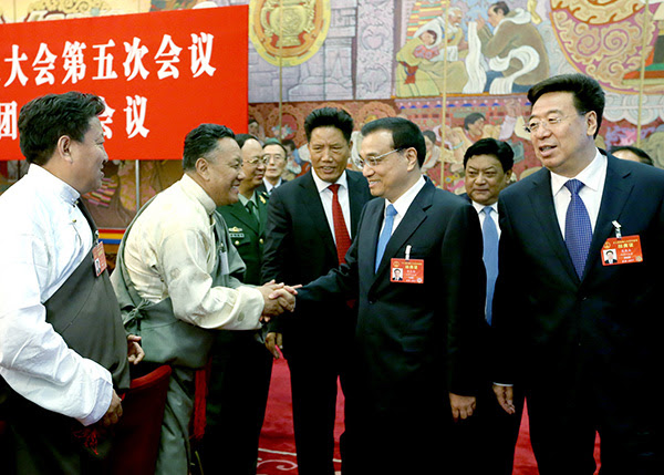 Premier Li Keqiang meets with a deputy of the 12th National People