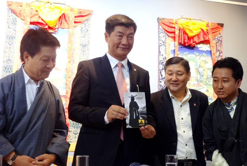 Dr Lobsang Sangay Wednesday, May 18, launching the "A Long Look Homeward" at the Tibet Museum in Dharamshala, India, on International Museum Day, in presence of DIIR secretaries; Tashi Phuntsok and Sonam N Dhakpo, and Tashi Phuntsok, Director of Tibet Museum. Photo: TPI/Harish K. Raman Tibet-Museum-History-Sikyong-2016