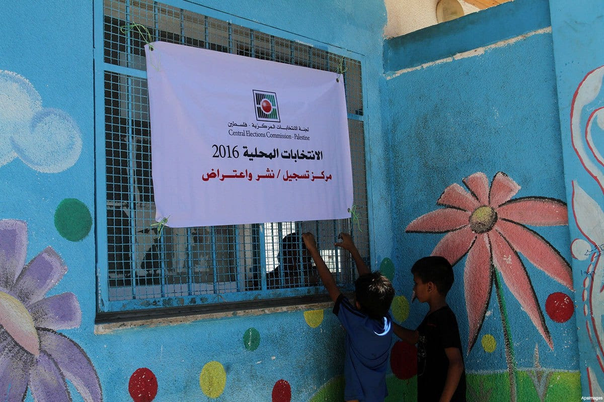 palestinian-children-play-outside-voter-registration-centre-in-Gaza-July-2016