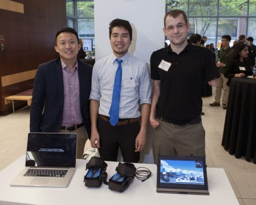 Adam Li, Nate Tran e George Levay mostram os sapatos adaptados para controlar vídeo games