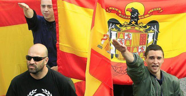Asistentes a la concentración convocada por la plataforma 'La España en marcha', durante una manifestación por la unidad de España en Barcelona.