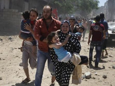 Una familia palestina trata de huir de los bombardeos israelíes