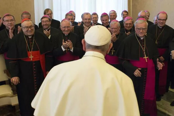 Đức Thánh Cha Phanxicô  với các Giám mục Công giáo Đức trong chuyến viếng thăm Ad limina vào ngày 20 tháng 11 năm 2015 (Ảnh: Truyền thông Vatican)