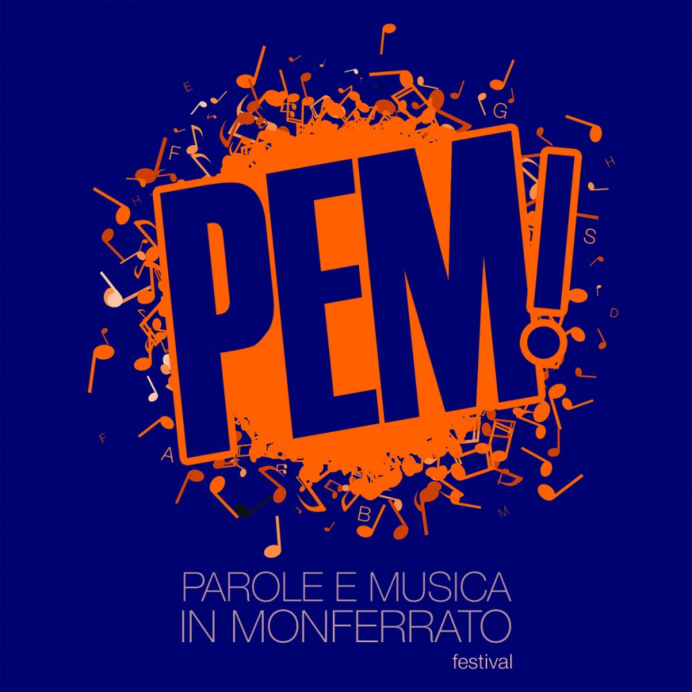 PEM il logo del festival. Su sfondo blu un cerchio rosso con i bordi fatto di note musicali e al centro la scritta blu "PEM"