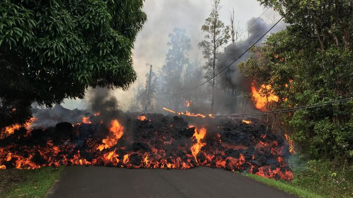 Hawaï : cette impressionnante éruption du volcan Kilauea engloutit et réduit en cendres... 14979057