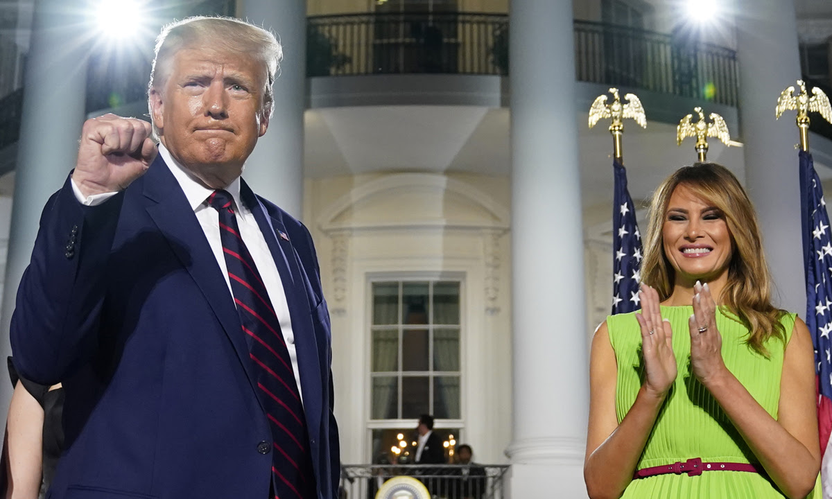 Tổng thống Donald Trump (trái) và Đệ nhất phu nhân Melania tại Hội nghị Toàn quốc đảng Cộng hòa ở thủ đô Washington tối 27/8. Ảnh: AP.