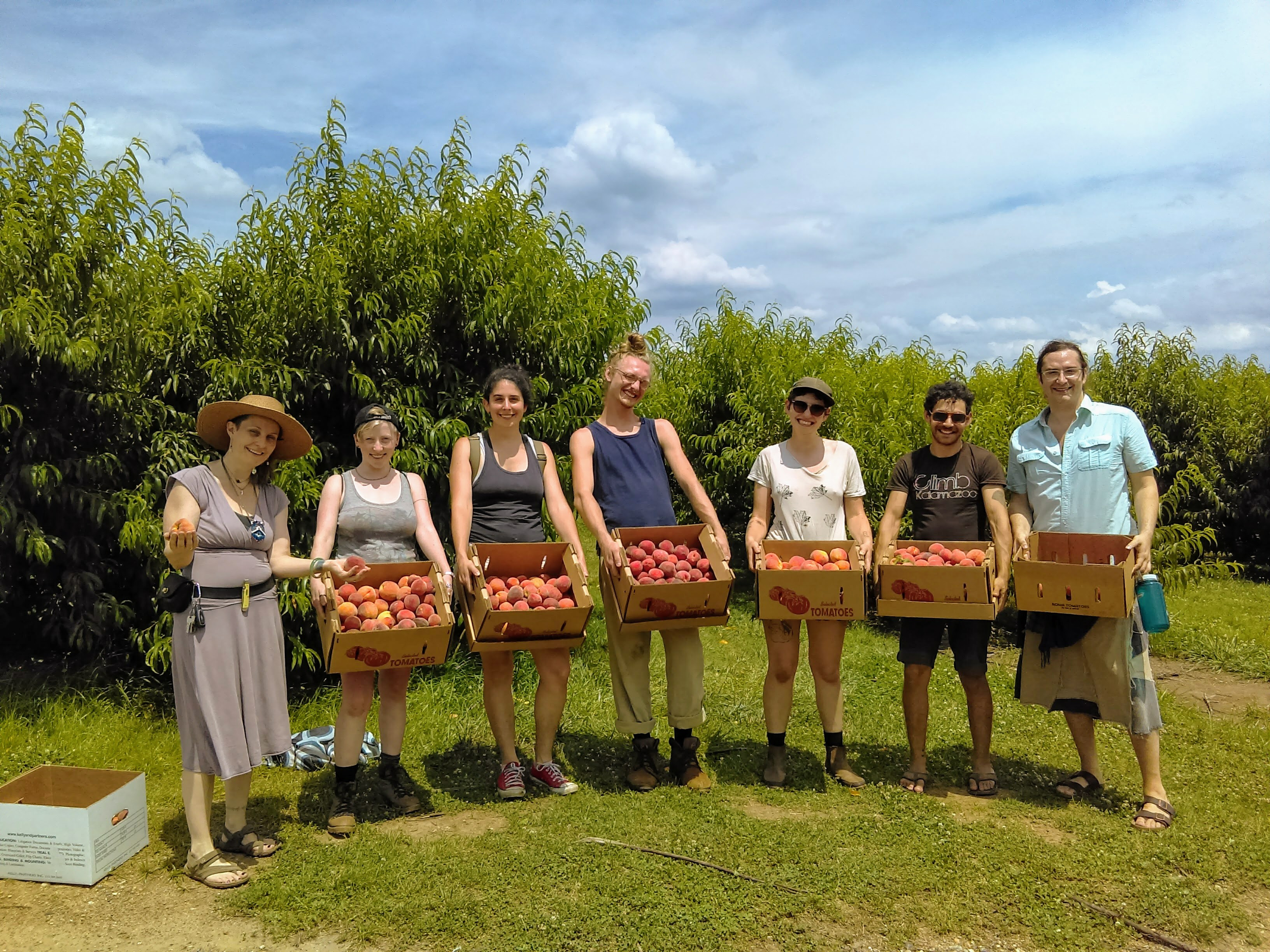 POPHarvest volunteers with gleaned Linvilla peaches