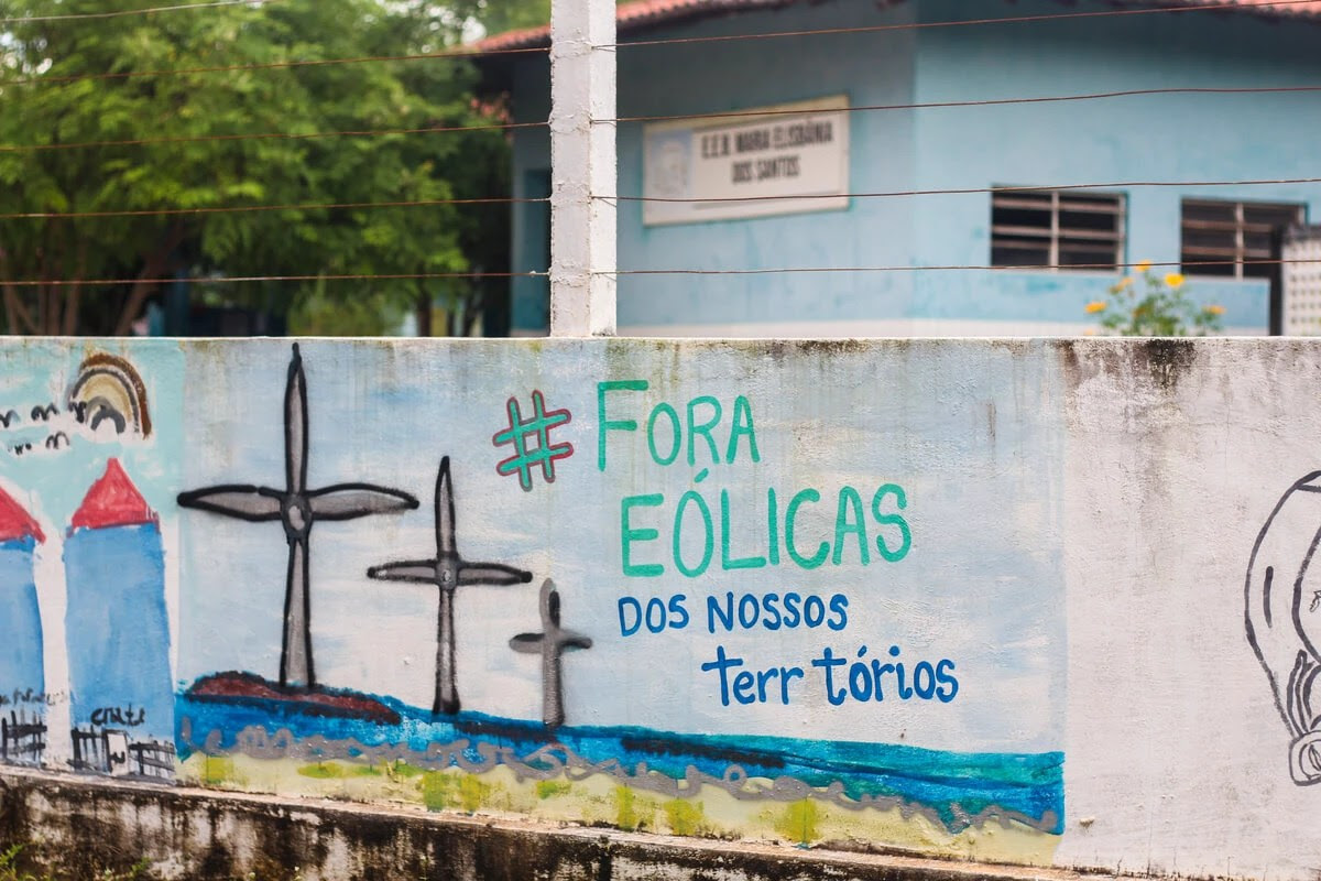 Desenho feito por moradores em muro com a frase