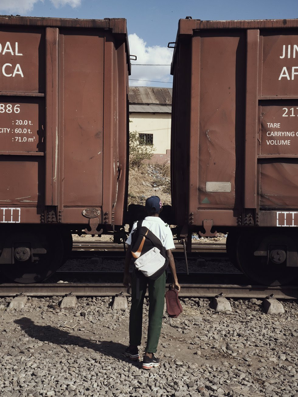 Una vez extraído, el carbón se procesa y luego se transporta en camiones y trenes hasta el puerto de Maputo y otros sitios. Dos veces al día, los trenes "cortan" las aldeas contribuyendo a la dispersión del polvo de carbón en el camino.