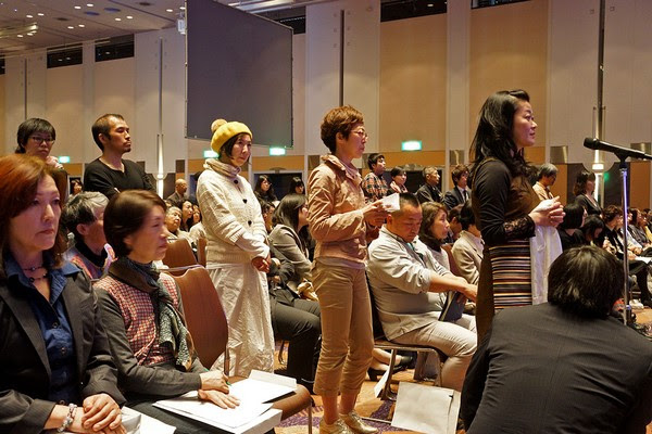 Thính giả đứng xếp hàng chờ đức Đức Đạt Lai Lạt Ma giải đáp thắc mắc sau buổi Pháp thoại tại một ‘’hội trưởng ở Tp. Sapporo, Nhật Bản. 03/04/2015. (Ảnh: Jeremy Russell)