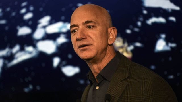 Jeff Bezos, um homem branco e careca, de sobrancelhas grossas e labios finos, em 2019