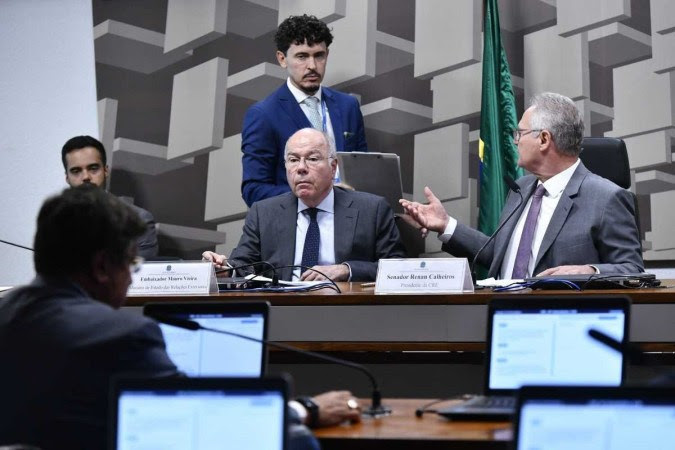 Ministro Mauro Vieira, ao lado do presidente da Comissão de Relações Exteriores, senador Renan Calheiros (MDB-AL) -  (crédito: Geraldo Magela/Agência Senado)