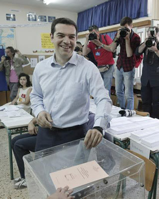 Alexis Tsipras, líder de Syriza, votó en un colegio electoral de Atenas.