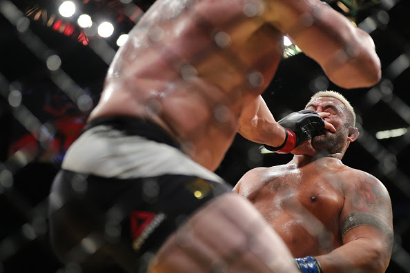 Este ejemplo muestra lo peligroso de extender los dedos hacia el rostro del rival