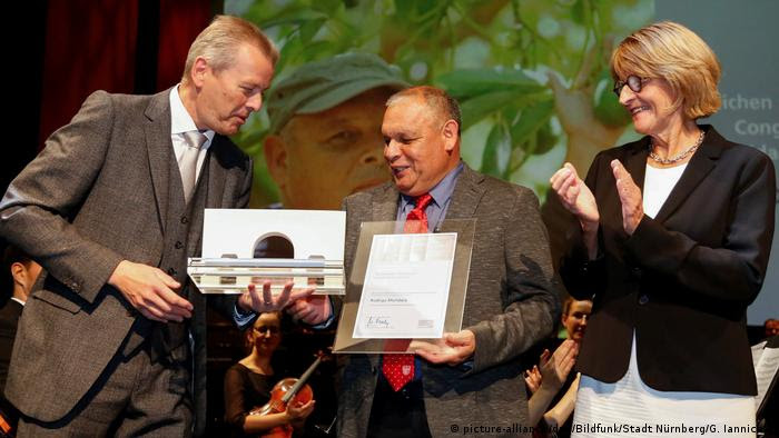 Deutschland | Menschenrechtspreis für Chilenen Rodrigo
Mundaca (picture-alliance/dpa/Bildfunk/Stadt Nürnberg/G. Iannicelli)