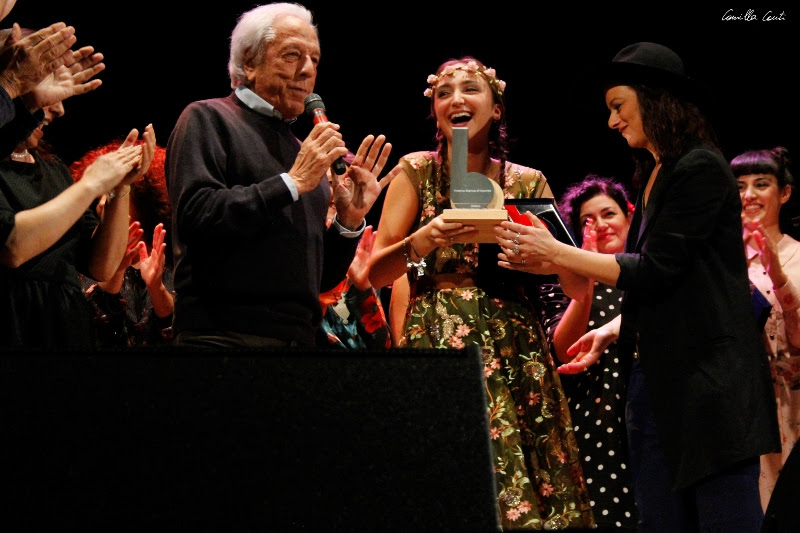 Federica Morrone premiata da Mario Lavezzi e Rachele Bastreghi dei Baustelle - foto di Camilla Cauti