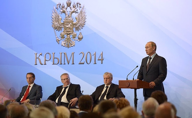 Vladimir Poutine prononce un discours à Yalta quelques mois après l'annexion de la Crimée, en présence de membres de la Douma, en août 2014 / CC4.0, Kremlin.ru