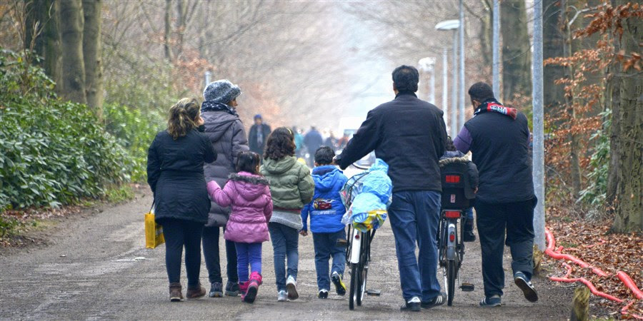 Asielzoekers wandelen in buurt asielcentrum