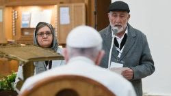 Dall'Afghanistan all'Italia, Abdul Razaq, già sociologo per l'Unicef, e la moglie Salima davanti a Papa Francesco