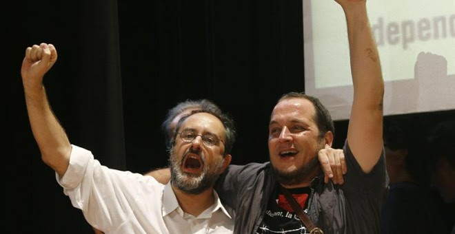 El candidato de la CUP, Antonio Baños, y el lider de la formación independentista, David Fernández, durante la celebración en su sede de los resultados obtenidos en las elecciones catalanas./ EFE