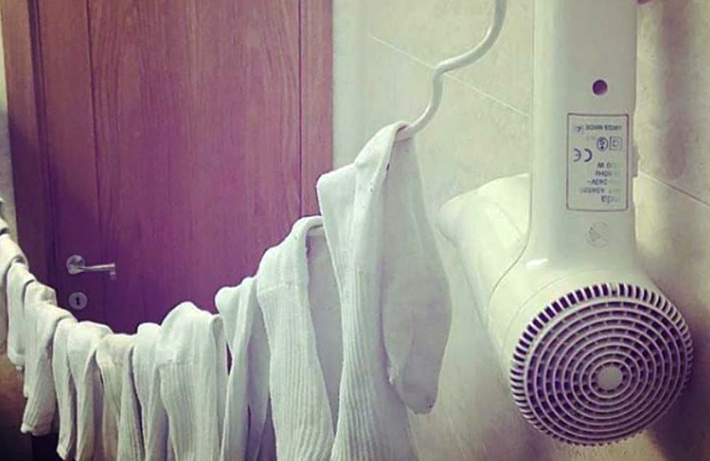 DIY Sock Dryer @hotelroomcooking / Instagram.com