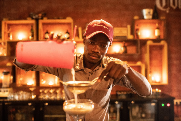 James Otemo, un barman en Nairobi, prepara uno de dos cocteles inspirados en México.