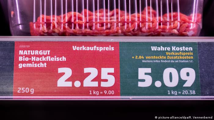 Placa de preços no supermercado com preço atual e valor real 