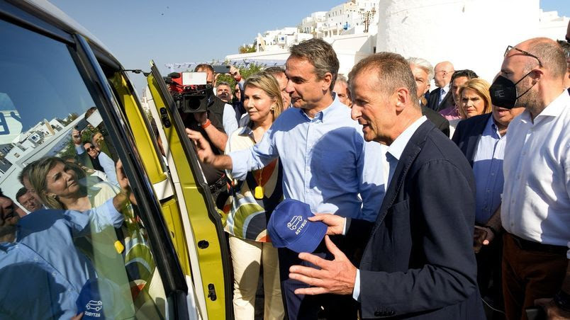 Herbert Diess, CEO de Volkswagen, y el primer ministro Kyriakos Mitsotakis en Astypalea