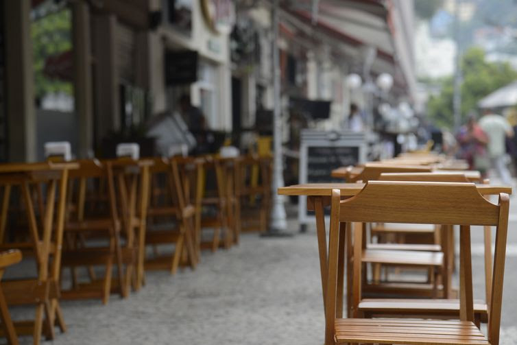 Bares e restaurantes de Botafogo ficam vazios na hora do almoço, no Rio de Janeiro. 